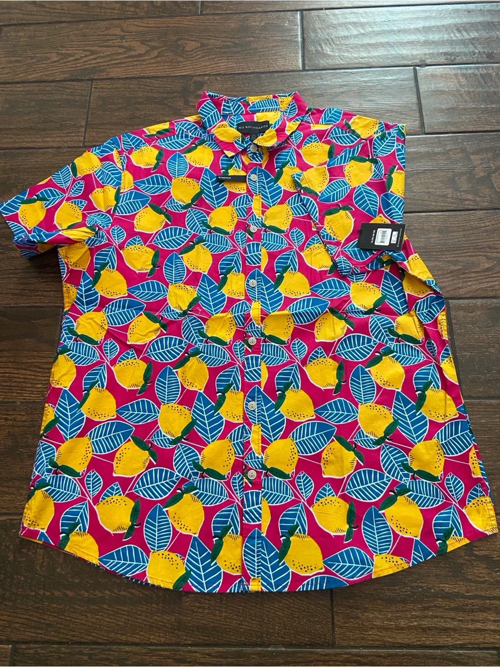 No Boundaries Men’s Bright Pink Lemon Print Button-Down Shirt - Picture 4 of 7